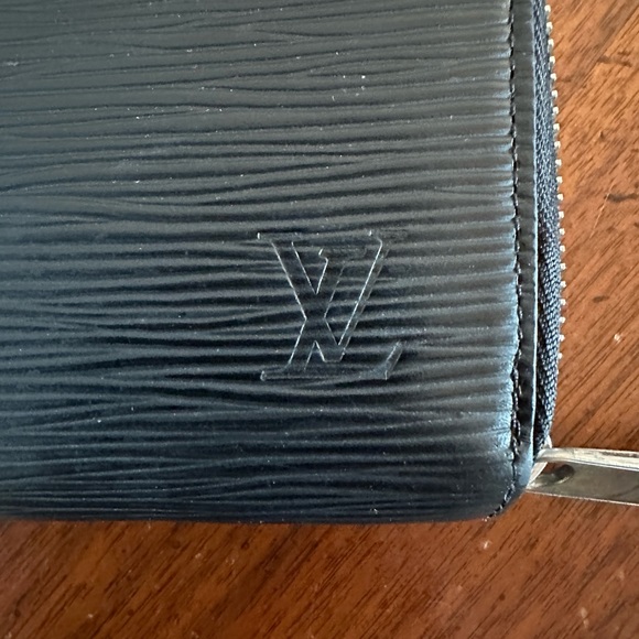 Authentic Louis Vuitton Zippy Wallet Black EPI Leather - Picture 2 of 11